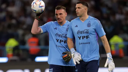 Dibu Martínez, rendido ante Armani.