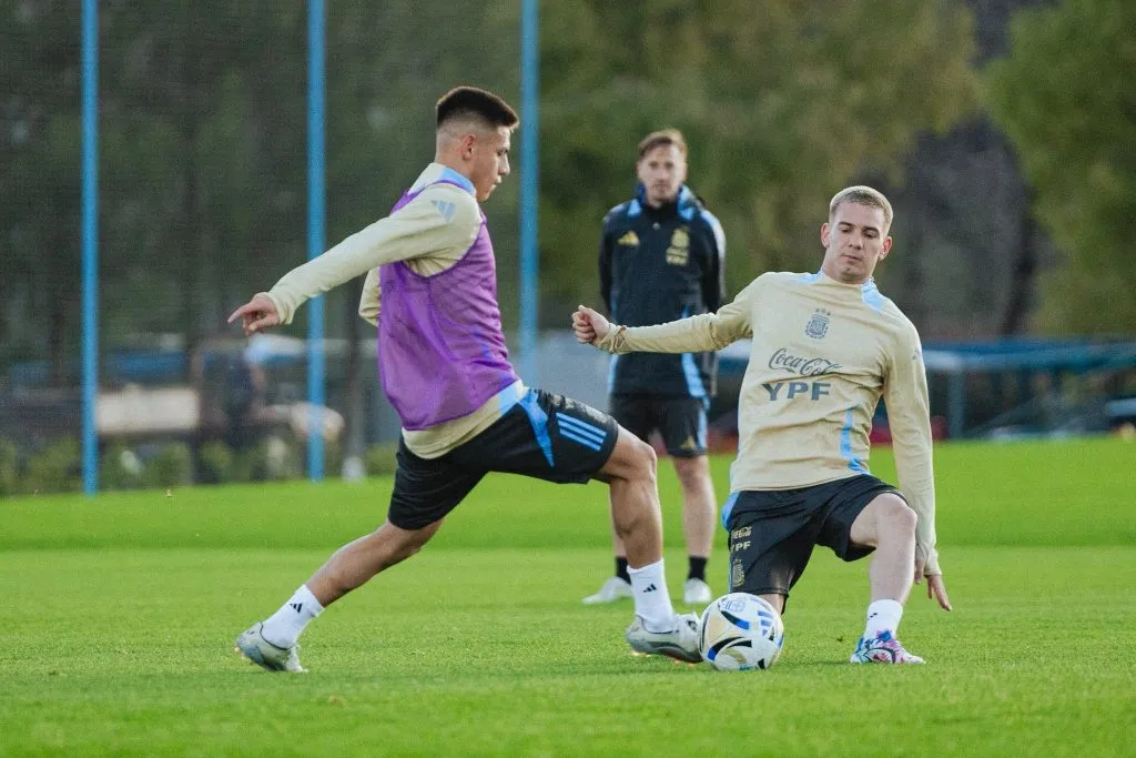 Echeverri y Mastantuono disputan la pelota en el entrenamiento de la Selección.