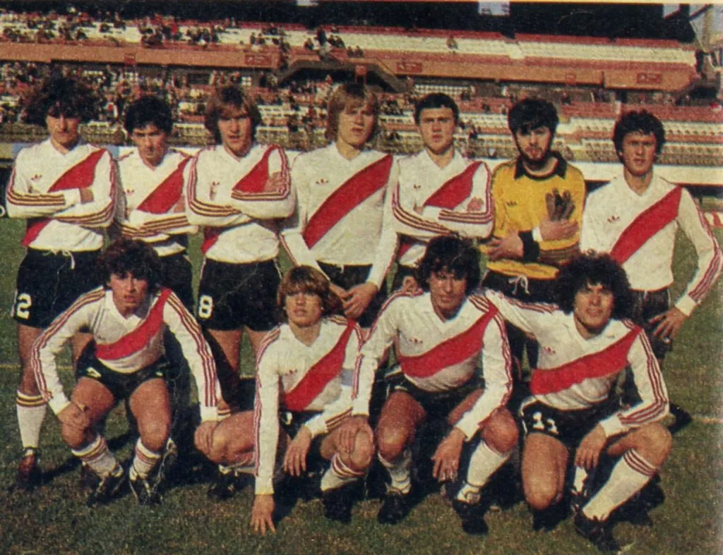 Uno de los equipos formados por juveniles de River que jugó en Primera por la huelga de los profesionales en 1983. Parados, de izquierda a derecha: Roberto Diéguez, Ricardo Vélez, Héctor Fabián Vittor, Carlos Karabín, Luis Gennero, Adrián Rodríguez y Néstor Gorosito. Agachados, de izquierda a derecha: Claudio López, Néstor De Vicente, Mauricio Trillo y Claudio Gavazzi.