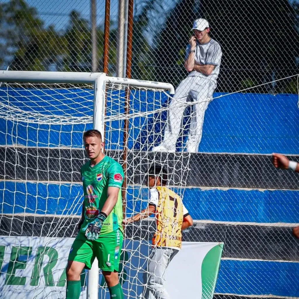 Galarza Fonda, presente en el partido de su hermano en la B de Paraguay.