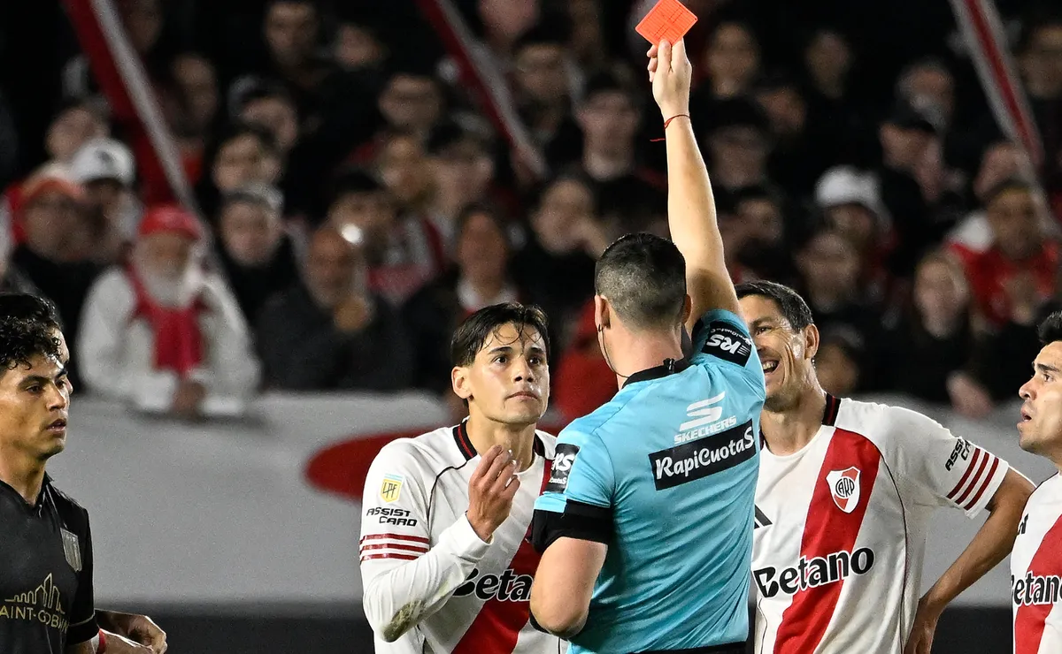 Martínez Quarta vio la roja en el primer tiempo y sumó su tercera expulsión en River.
