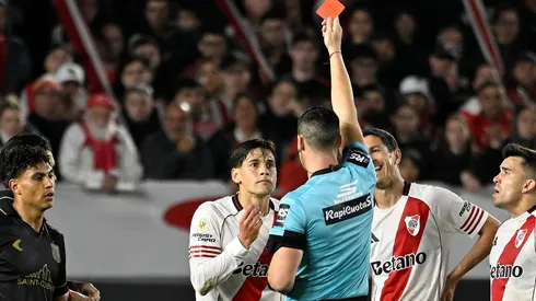 Martínez Quarta vio la roja en el primer tiempo y sumó su tercera expulsión en River.