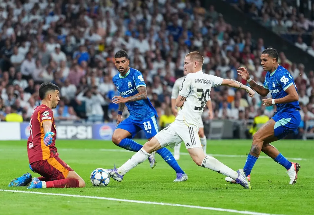 Mastantuono casi mete un golazo tras gambetear a tres rivales.