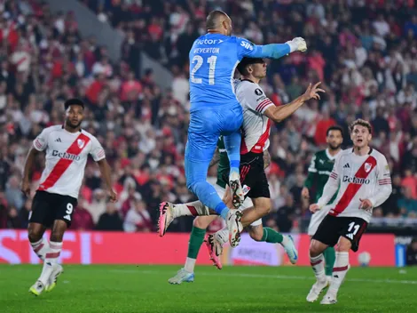 Polémica: por qué el árbitro fue al VAR pero no cobró el penal sobre Montiel