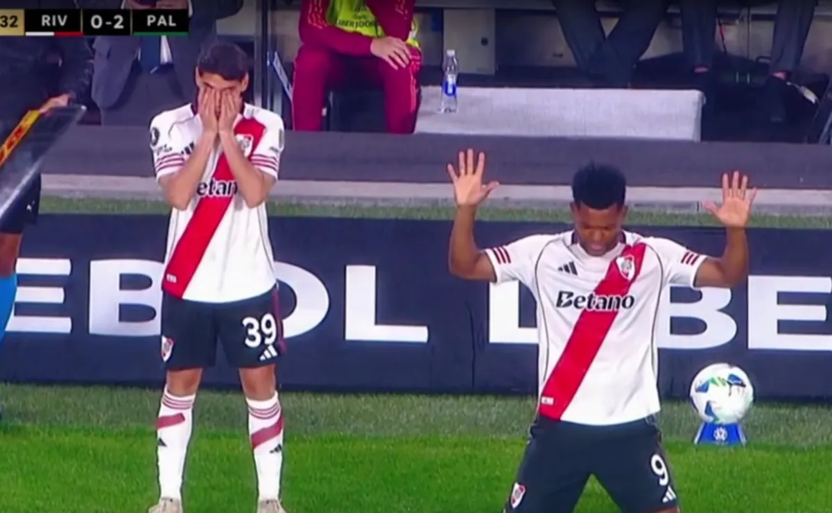 Lencina y Borja al momento de ingresar ante Palmeiras.