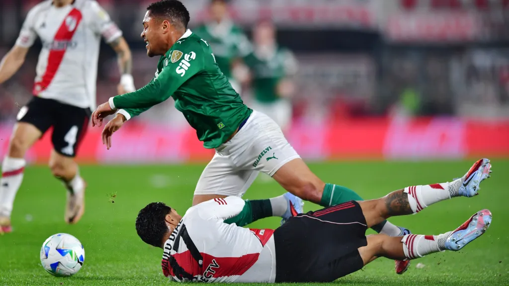 La infracción que le costó la tarjeta a Paulo Díaz (Getty)