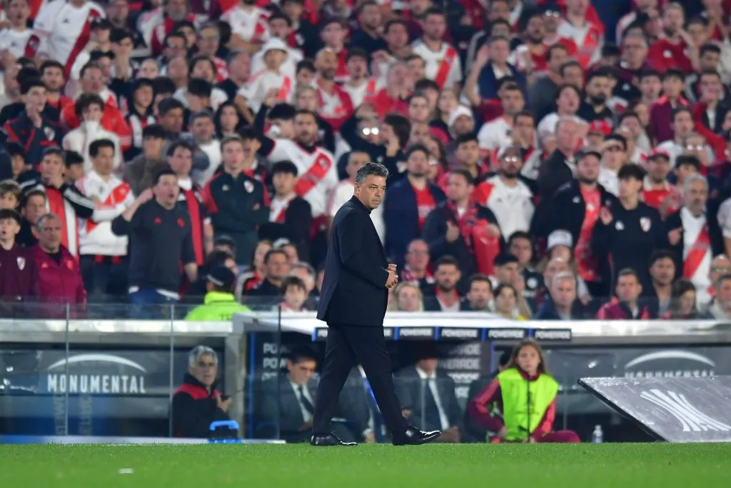Gallardo analizó el primer tiempo y si pensó en hacer cambios. (Getty Images)
