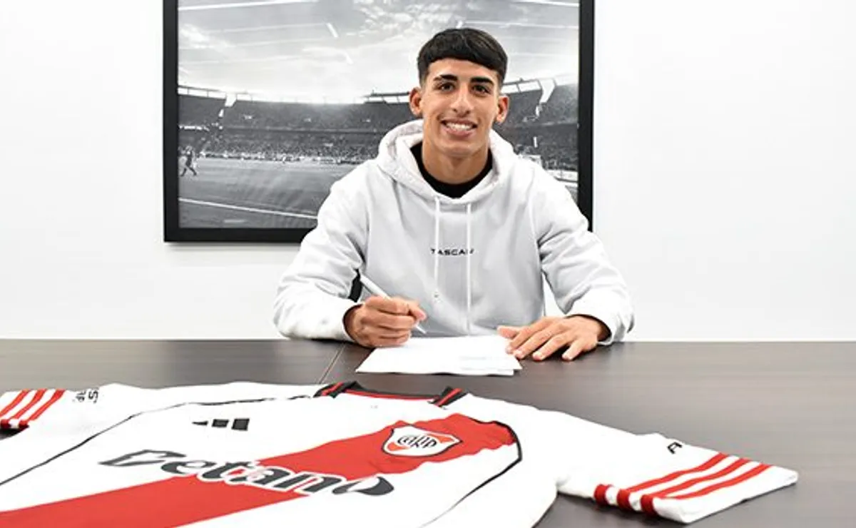 Obregón puso la firma en su nuevo contrato.