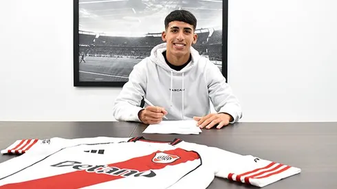 Obregón puso la firma en su nuevo contrato.