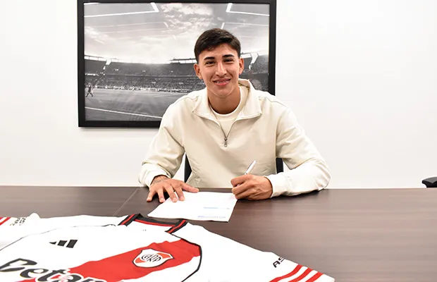 Facundo González con su nuevo contrato en River. (Getty)