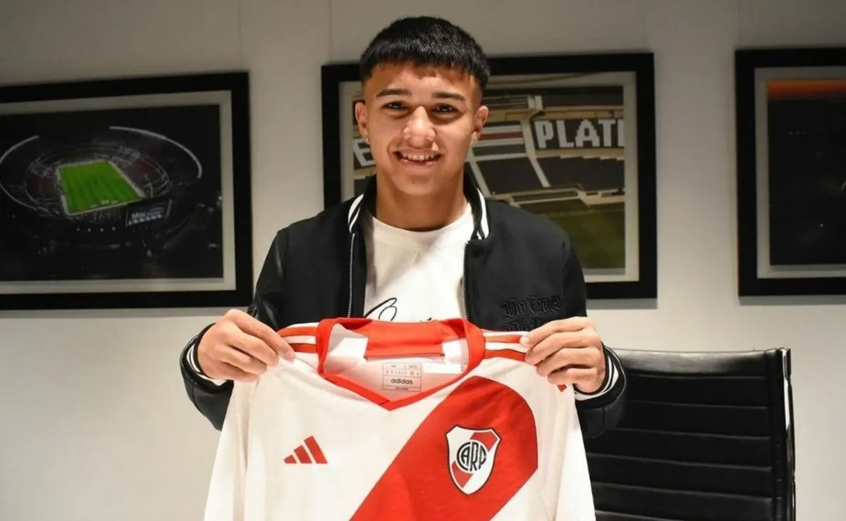 Esquivel renovó su contrato en River.