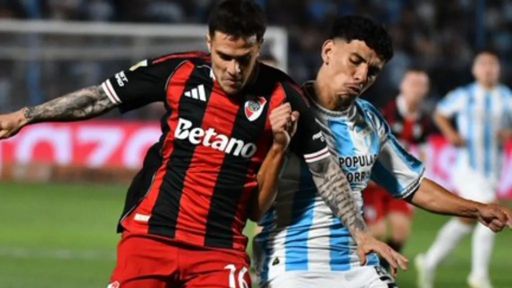 Fabricio Bustos en acción ante Atlético Tucumán. Fue derrota de River.