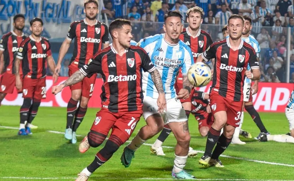 River cayó ante Atlético Tucumán y cortó su buena racha en el torneo local.