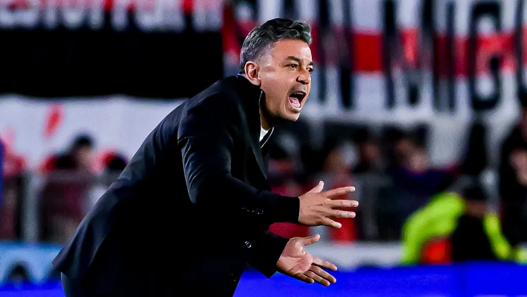 Gallardo se mostró fastidioso por la pelota parada.