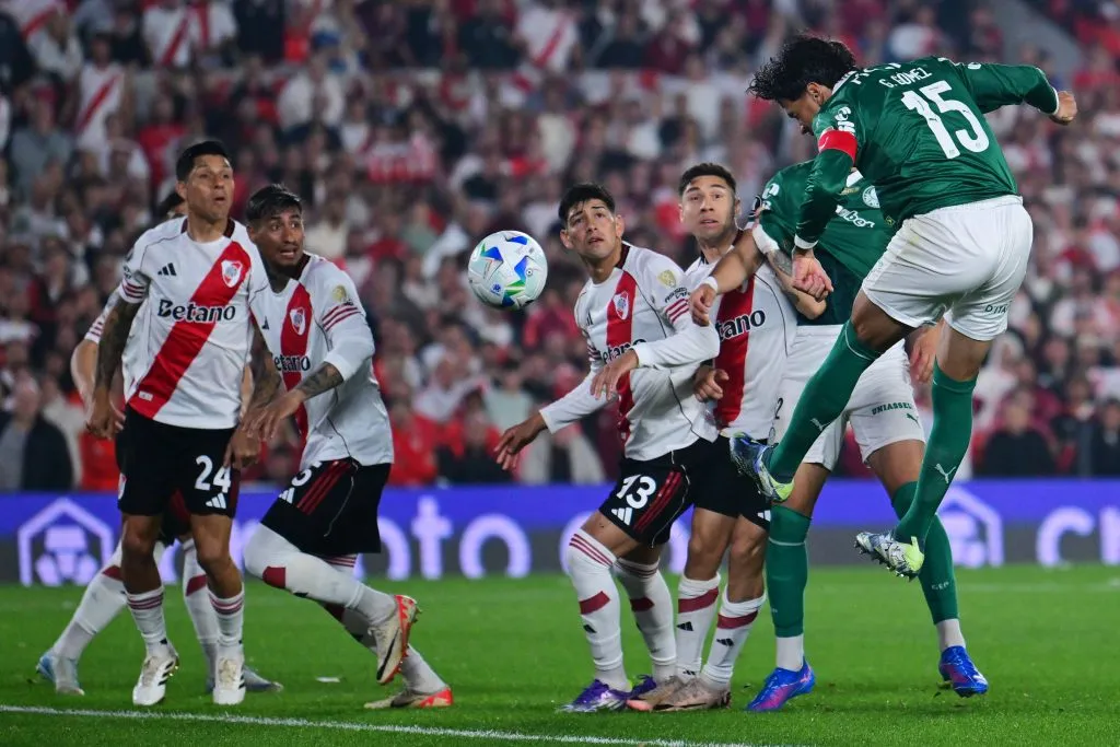 River sufre la pelota parada. (Getty)