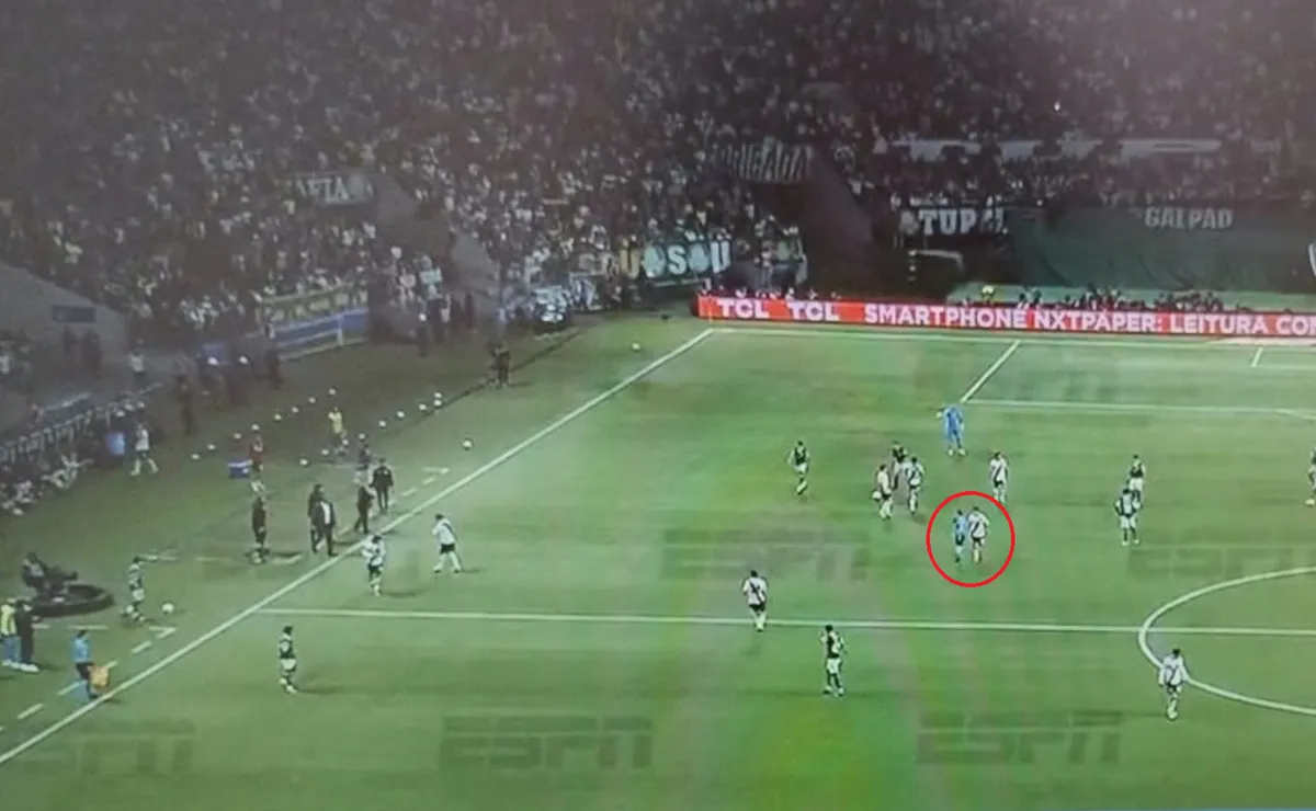 Palmeiras vs River: Dudas sobre si el árbitro Matonte dio la orden para seguir el juego después de cobrar una mano de Colidio que no fue.