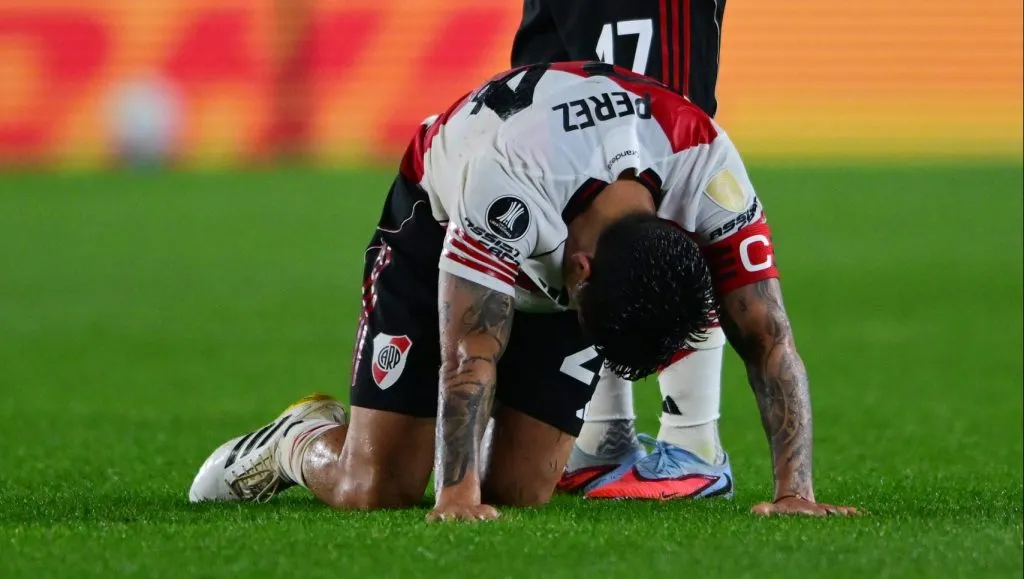 Enzo Pérez sufrió un profundo corte en la rodilla.