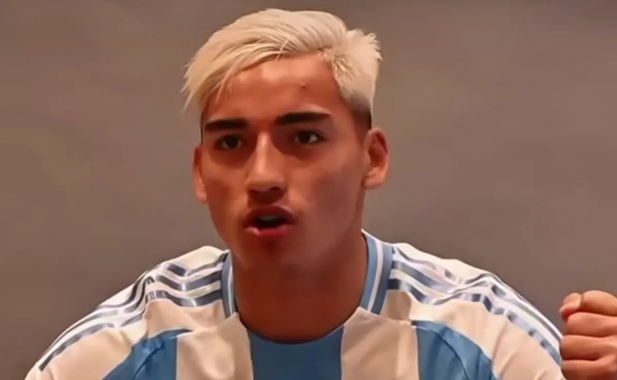 El delantero entrena junto a la Sub-20 de Placente.