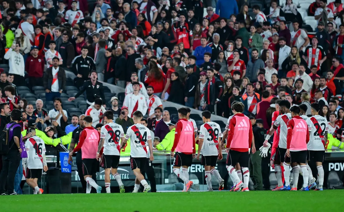 River se fue silbado del Monumental.