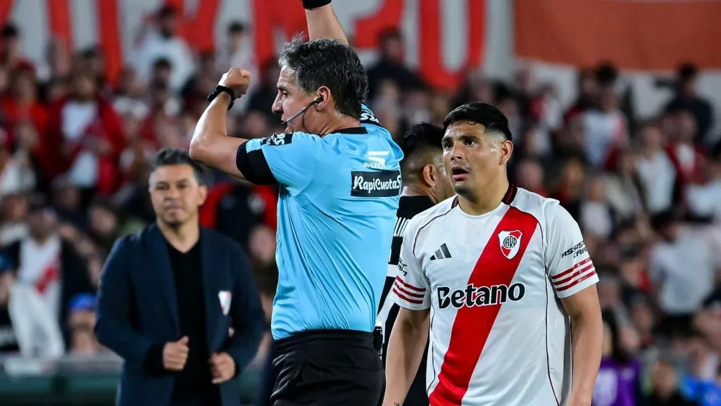 Salas insultó al línea en la caída con Riestra y vio la roja.