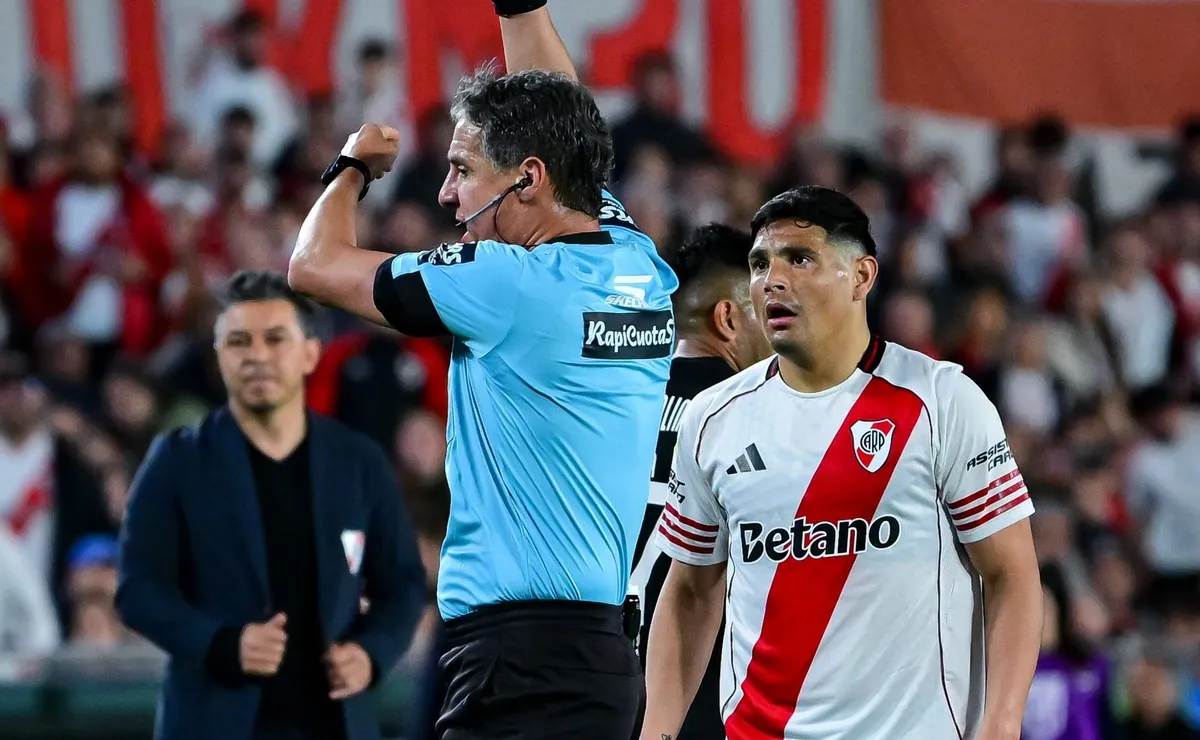 Salas insultó al línea en la caída con Riestra y vio la roja.