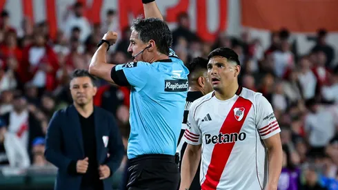 Salas insultó al línea en la caída con Riestra y vio la roja.