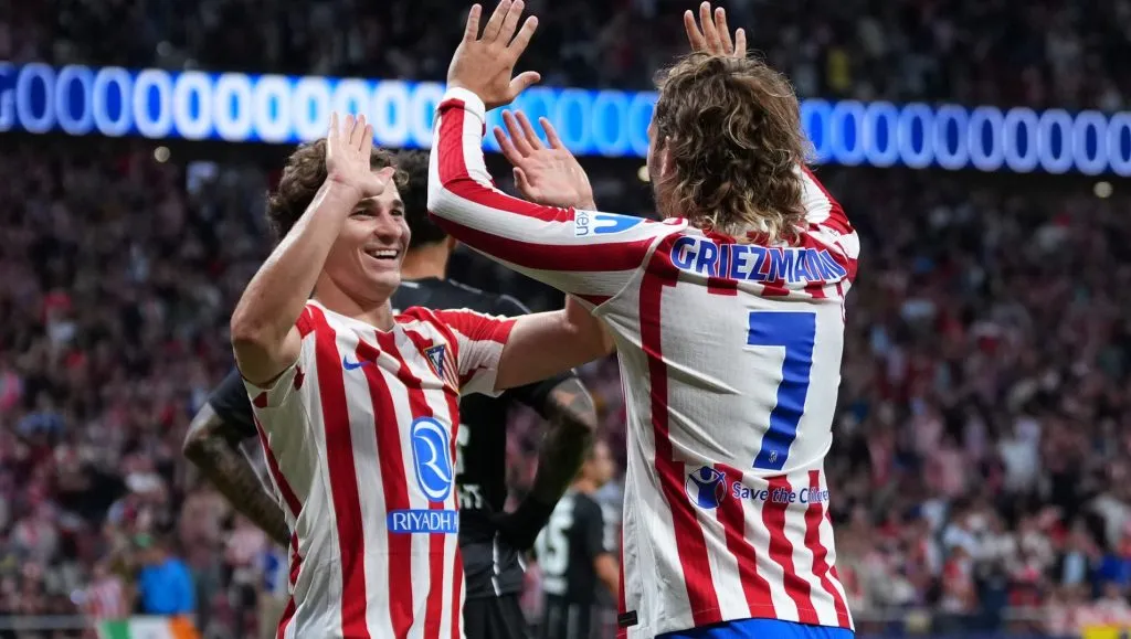 Saludo y abrazo con su compañero de ataque Griezmann. (Foto: Getty).