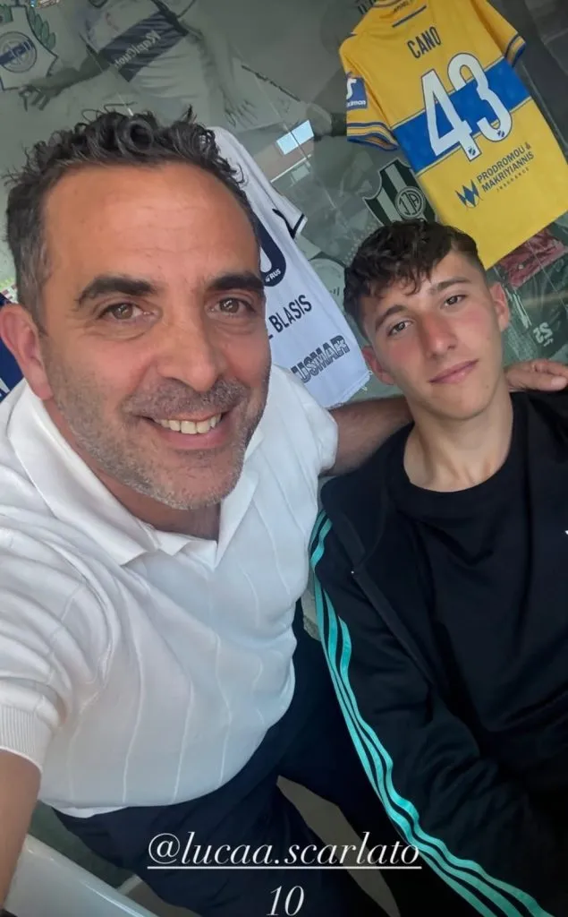 Luca Scarlato, con su representante tras firmar en River.