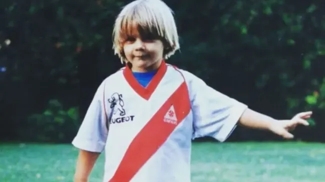 Rafael Candino, hijo de la actriz Carola Reyna, de pequeño con la camiseta de River Plate.