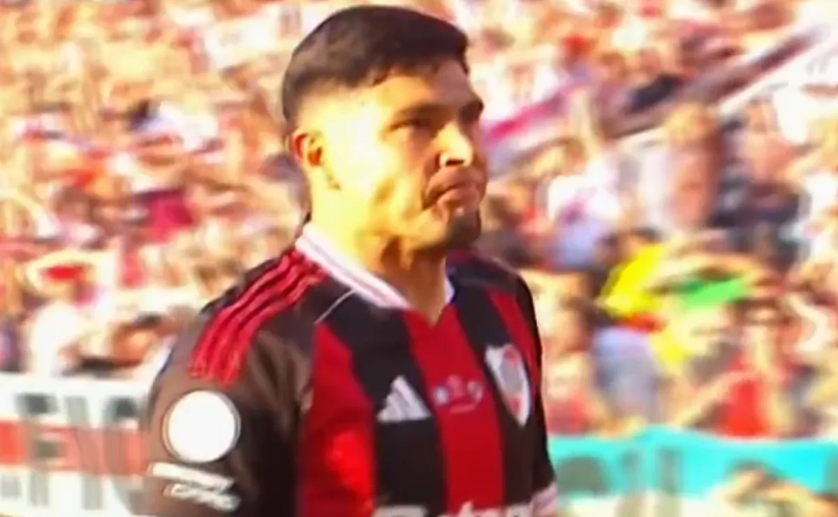 El delantero respondió a los cantos de la gente de Racing.