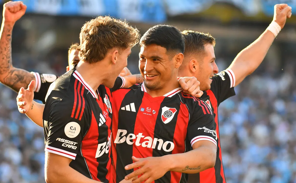Salas abrió la cuenta en Rosario y fue autor del único gol del Más Grande para la clasificación.