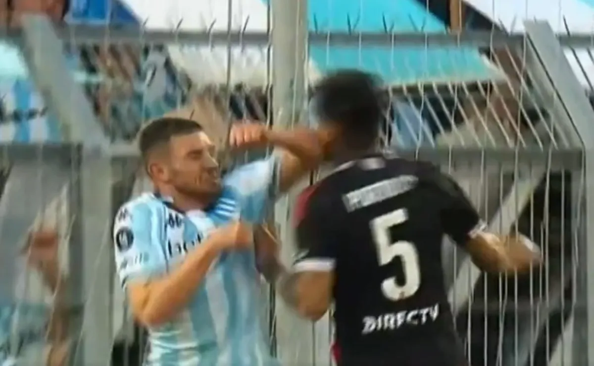 El delantero se salvó de la expulsión.
