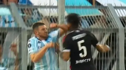 El delantero se salvó de la expulsión.