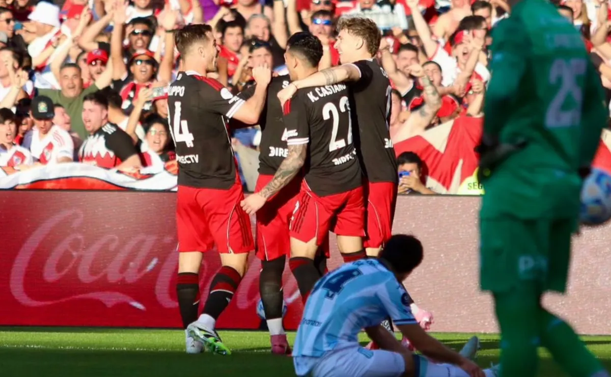 River le ganó a Racing y pasó de ronda.