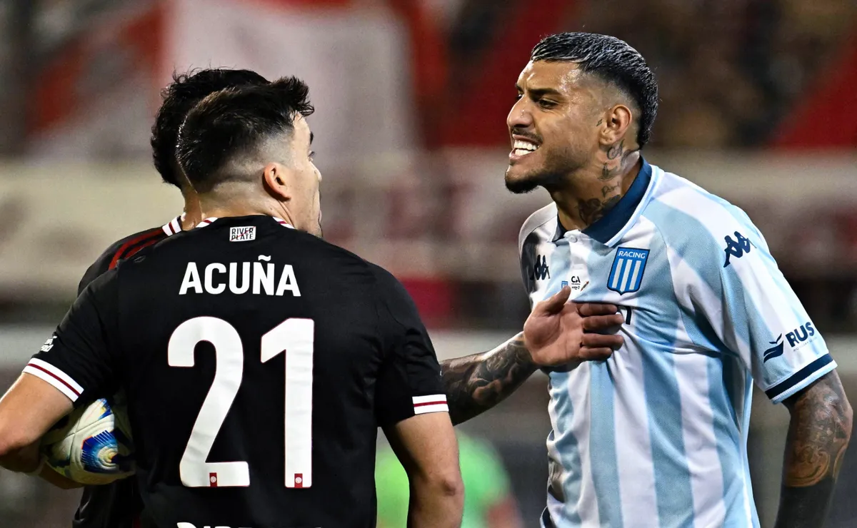 El futbolista de Racing escupió a Acuña en el rostro.