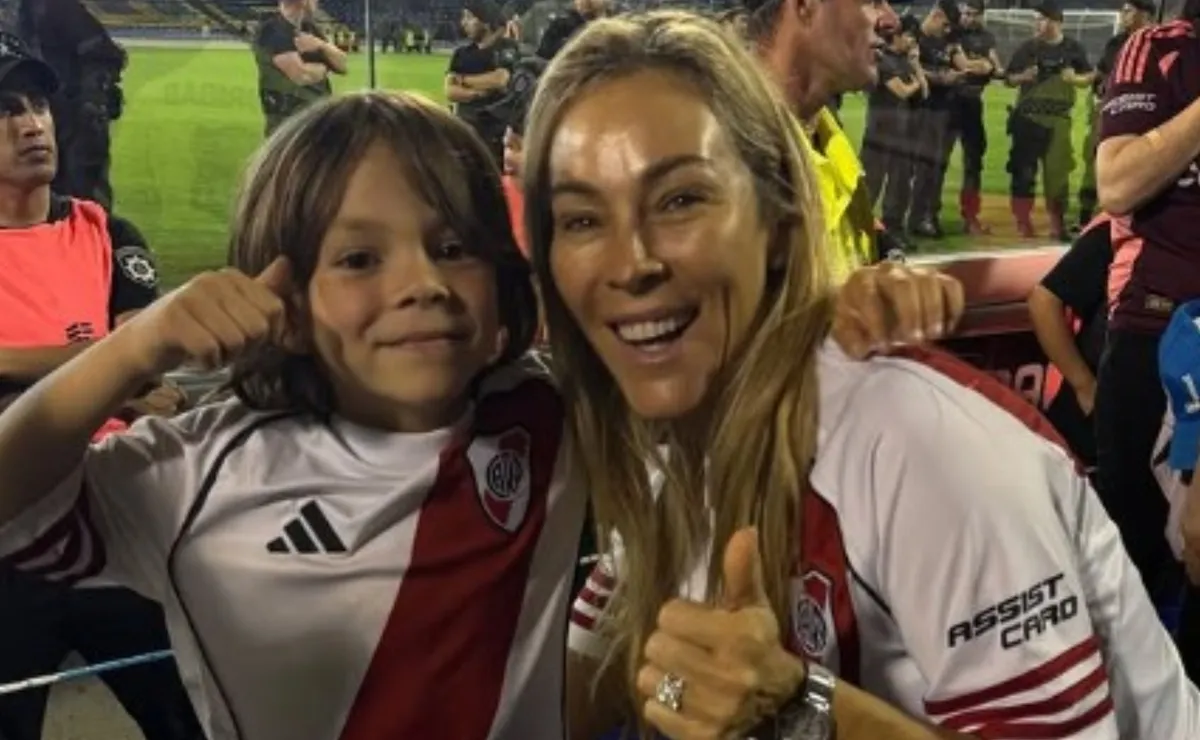 Benjamín Gallardo, hijo del DT de River, y su mamá, Geraldine La Rosa.