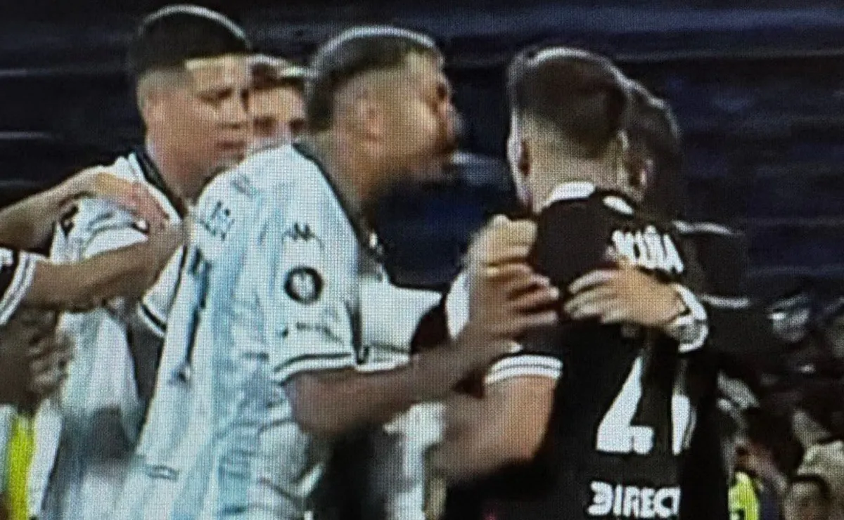 El escupitajo de Adrián Balboa a Marcos Acuña.