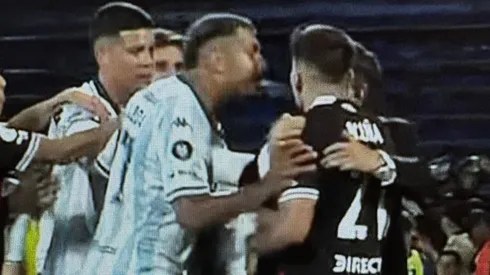 El escupitajo de Adrián Balboa a Marcos Acuña.