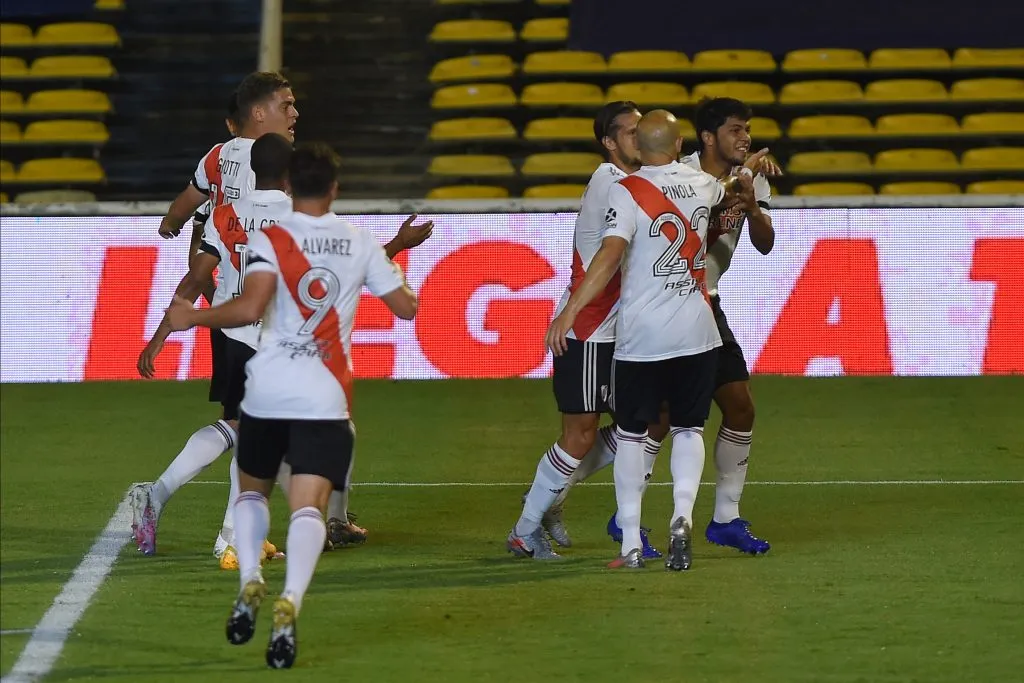 Robert Rojas festeja uno de los goles de la última victoria de River en el Gigante de Arroyito ante Rosario Central. (Getty Images)