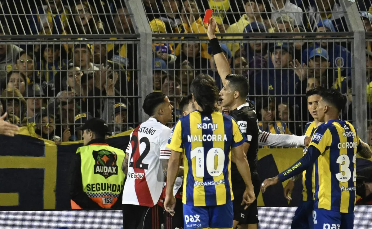 Falcón Pérez expulsó a Portillo a los 39 minutos del primer tiempo.