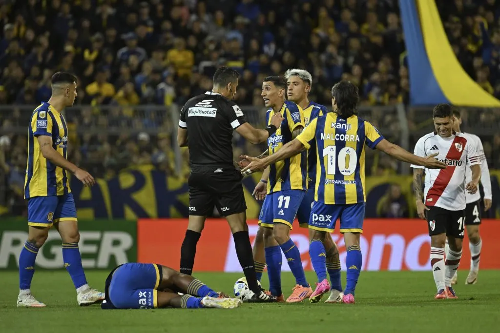 Falcón Pérez se reiteró en cobrarle faltas ínfimas a Rosario Central y solo dio cuatro minutos de tiempo adicionado en el segundo tiempo. (Getty Images)