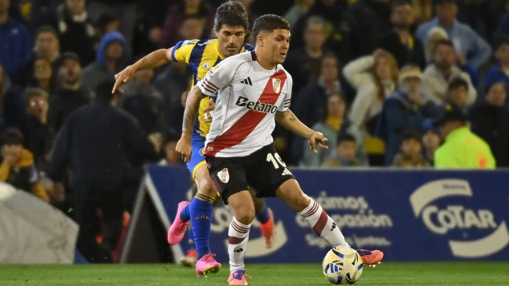 Juanfer sale siempre y no oculta su fastidio.