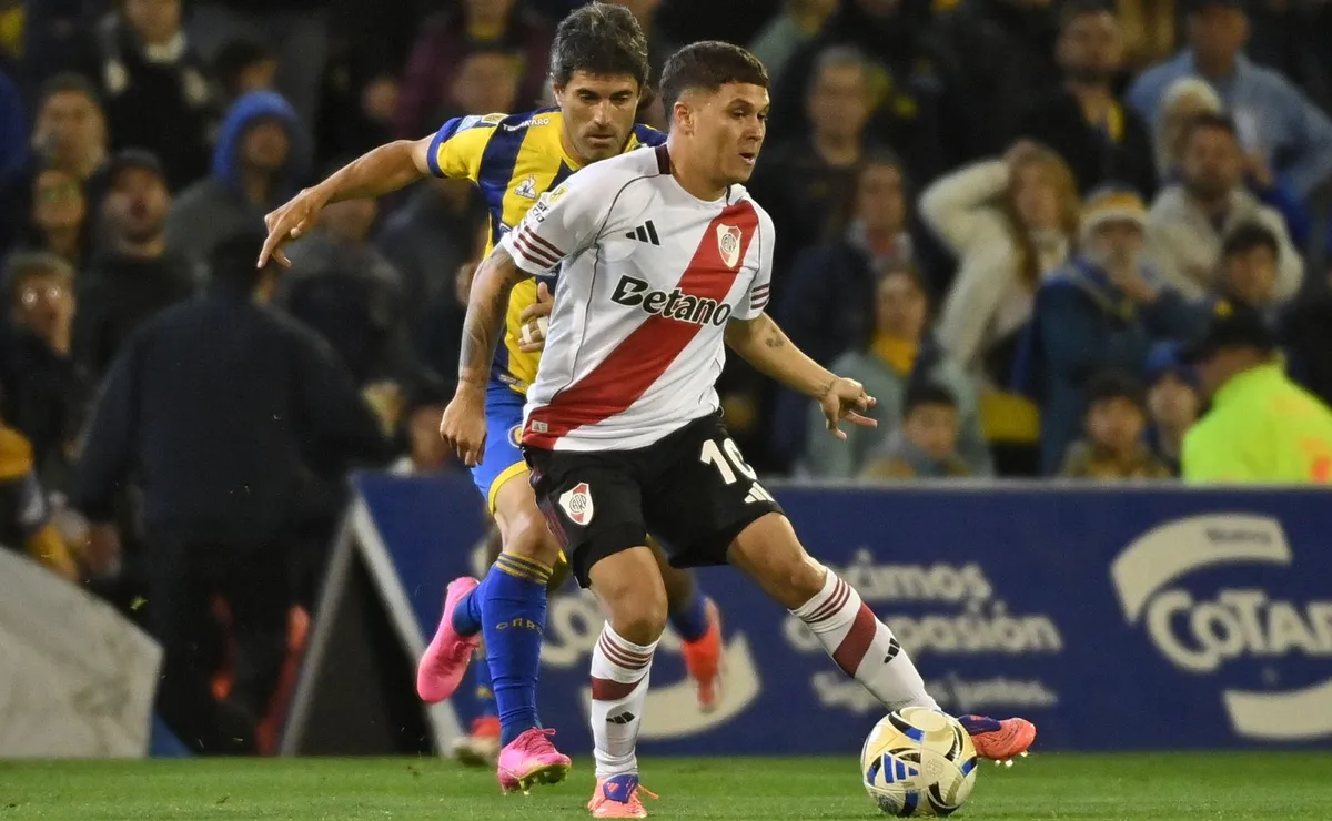 Juanfer sale siempre y no oculta su fastidio.