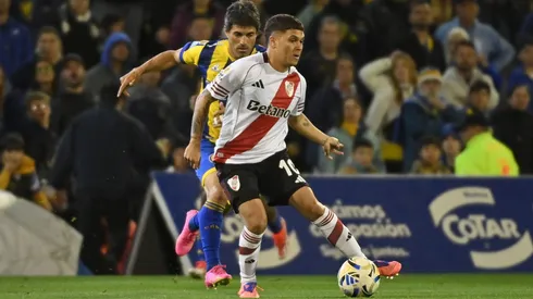 Juanfer sale siempre y no oculta su fastidio.