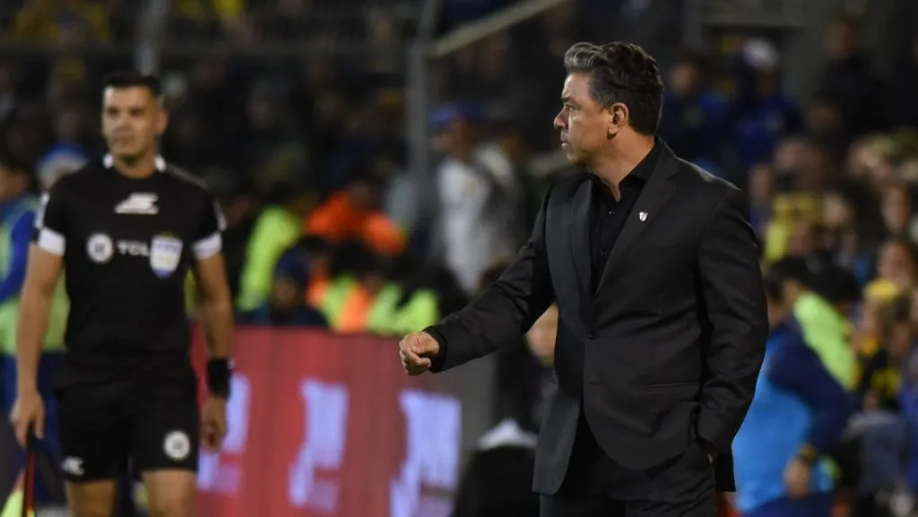 Gallardo deberá hacer cambios en el once para recibir a Sarmiento.