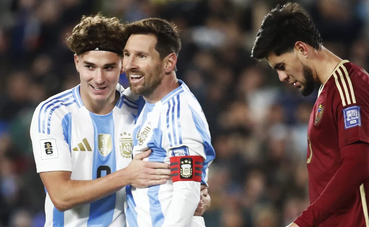 Julián Álvarez y Lionel Messi se abrazan durante la reciente victoria de Argentina ante Venezuela por Eliminatorias.