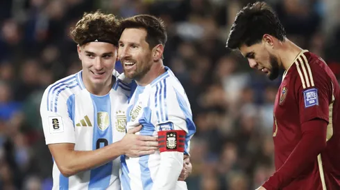 Julián Álvarez y Lionel Messi se abrazan durante la reciente victoria de Argentina ante Venezuela por Eliminatorias.