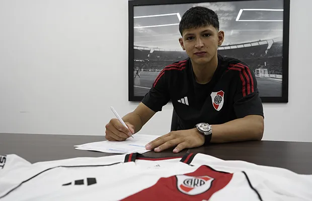 Cristian Jaime firmó su primer contrato con River esta semana. (River Plate oficial)