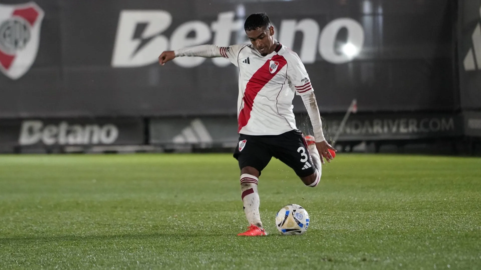 Bajú llegó a River en 2017 y debutó con la Reserva en 2023.