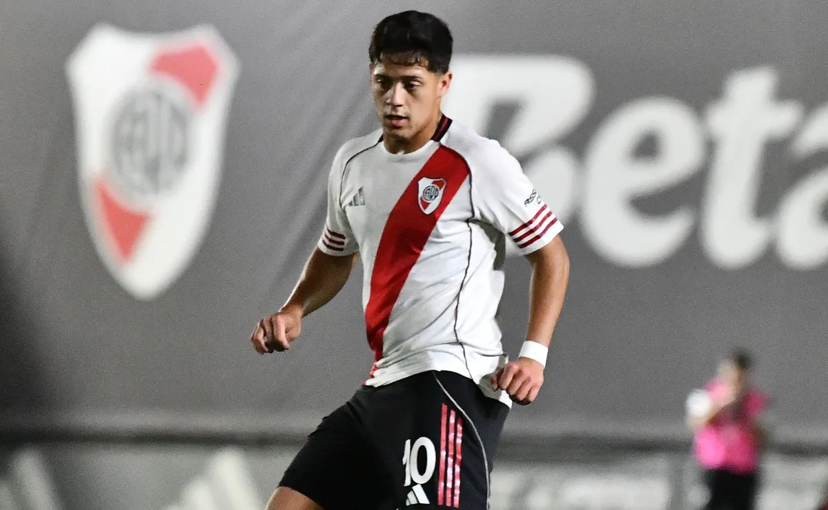 El juvenil estará desde el arranque esta noche.